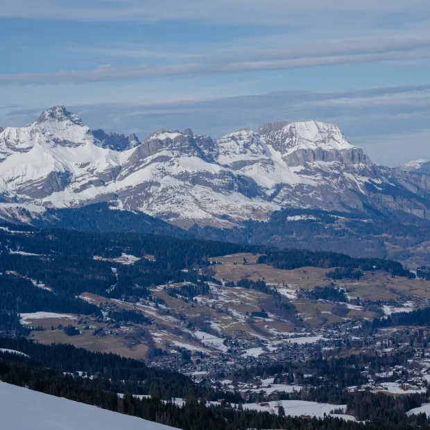 Les sommets enneigés des Alpes au-dessus d'une vallée