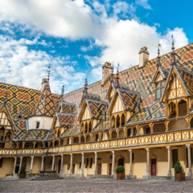 Les toits de tuiles vernissées des Hospices de Beaune