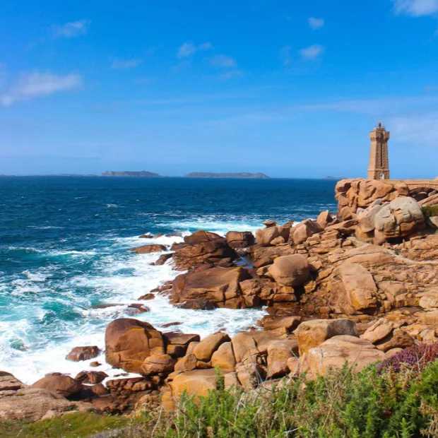 Le phare de Ploumanac'h et les rochers de la Côte de Granit rose