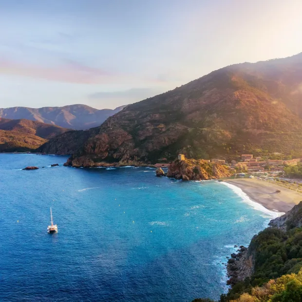 Le golfe de Porto et sa tour génoise au pied des montagnes corses