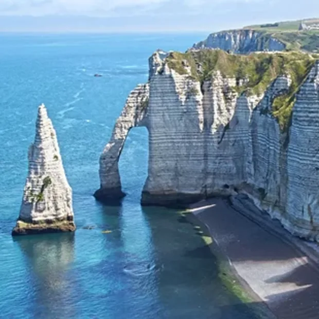 Les falaises d'Étretat et l'Aiguille creuse