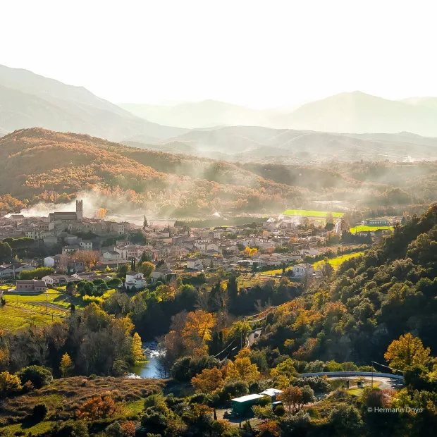 Un village d'Occitanie au creux des collines en automne