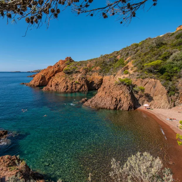 Une crique de roches rouges de l'Esterel au bord de la Méditerranée
